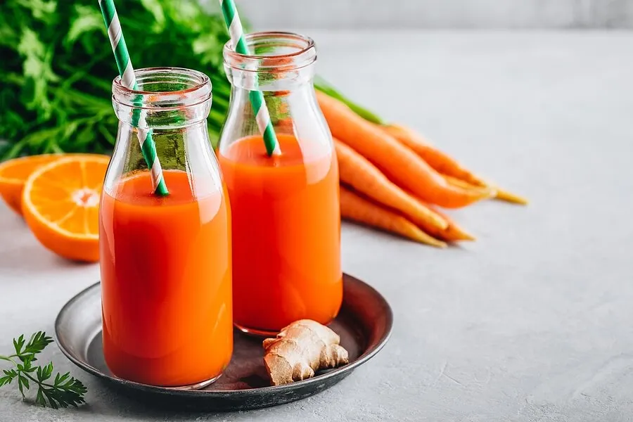 Jugo desintoxicante de naranja, zanahoria y jengibre