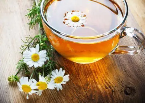 Infusión de manzanilla para tratar el dolor de barriga.