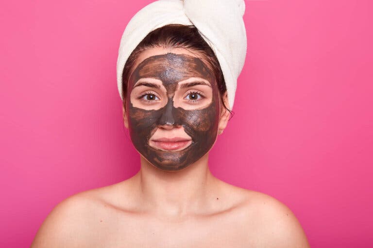 Mascarilla y exfoliante de café para el rostro cansado