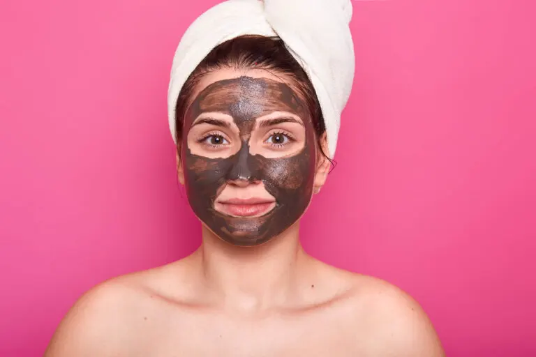 Mascarilla y exfoliante de café para el rostro cansado