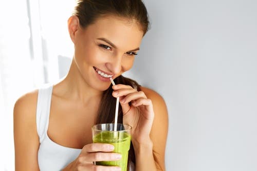 mujer bebiendo un batido depurativo