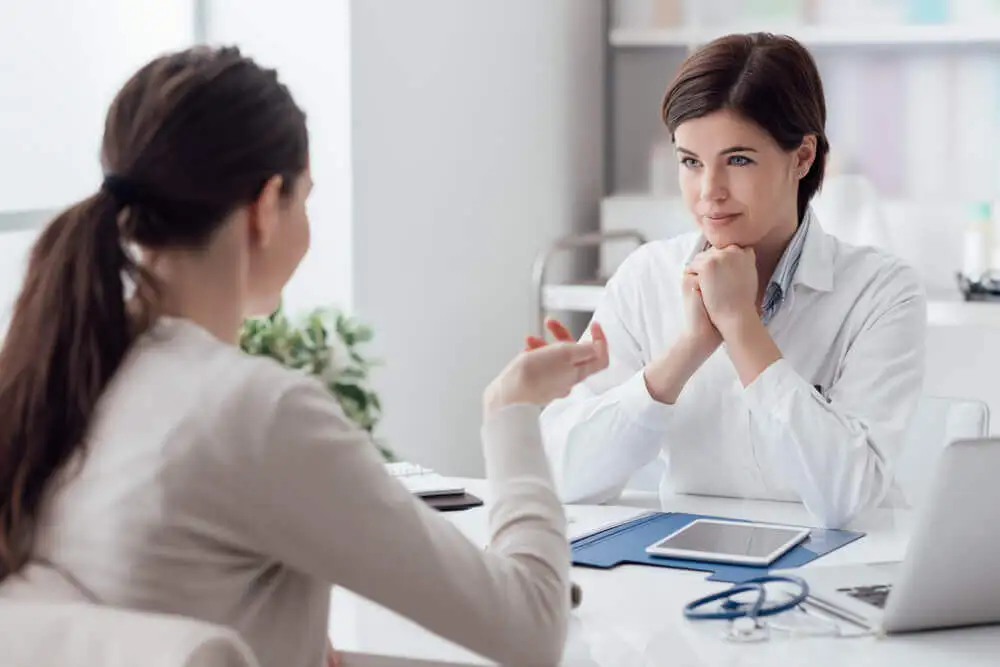 Mujer en consulta médica