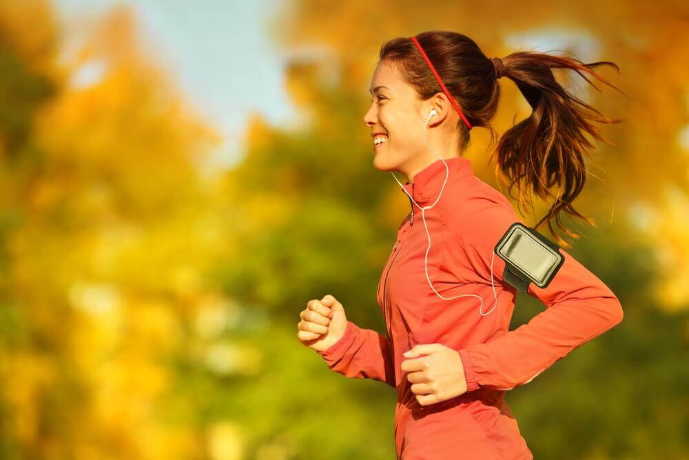 Mujer corriendo para quemar calorías
