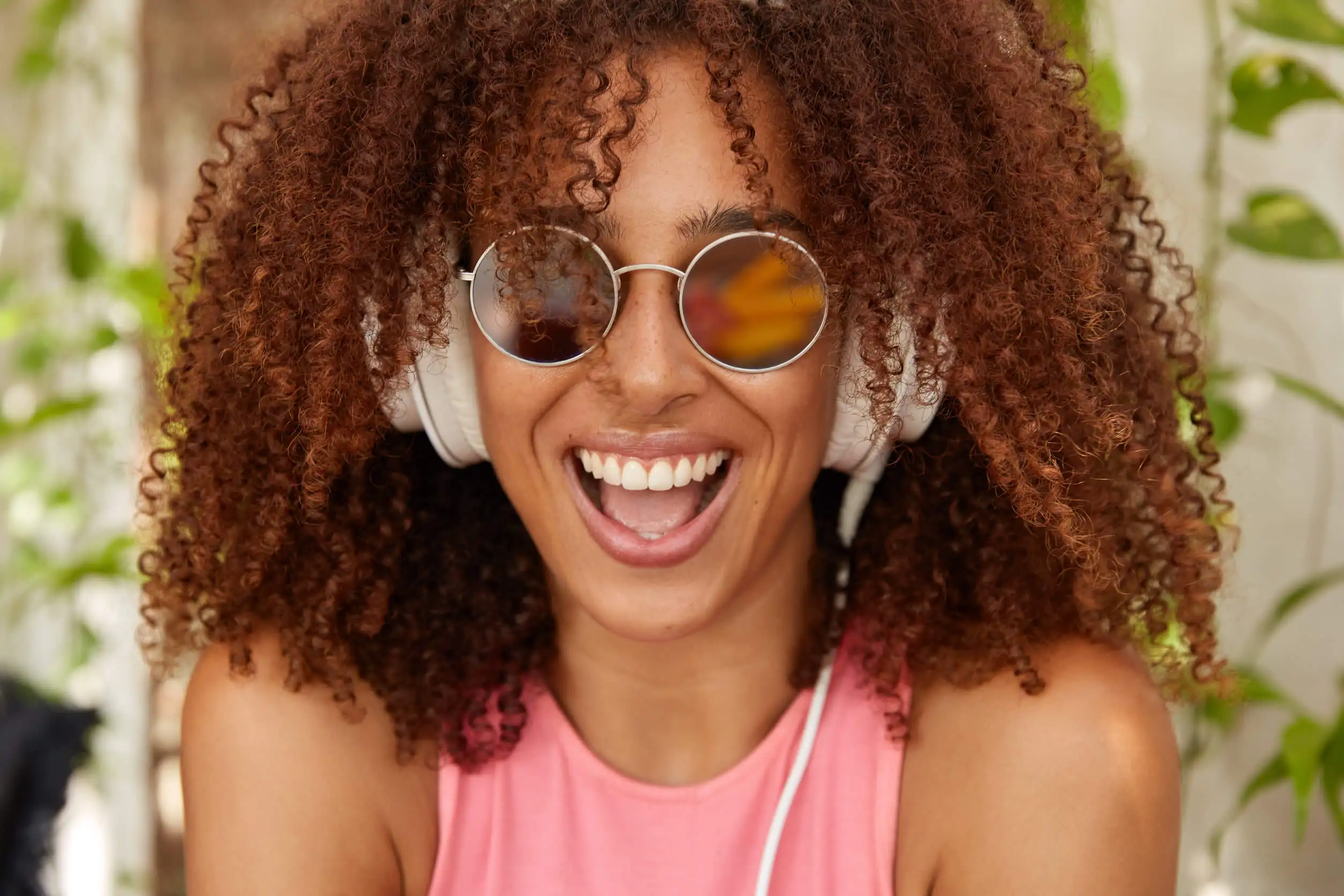 Mujer escucha música.