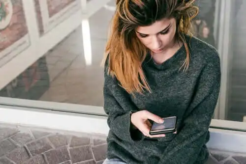 Mujer preocupada mirando el teléfono.