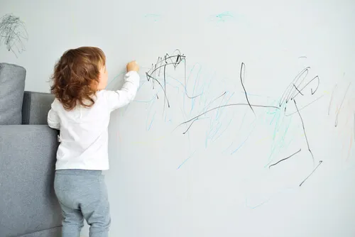 Niño pintando en la pared