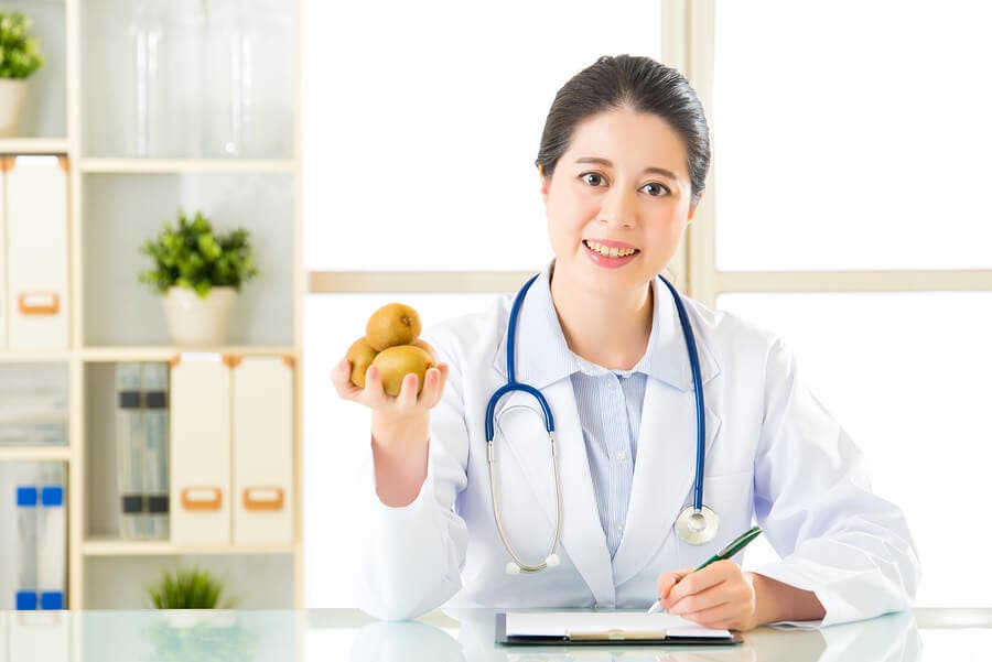 Nutricionista con un kiwi