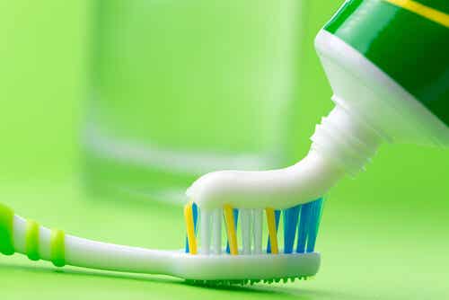 La pasta de dientes puede ayudarnos a limpiar la plancha de manera sencilla.