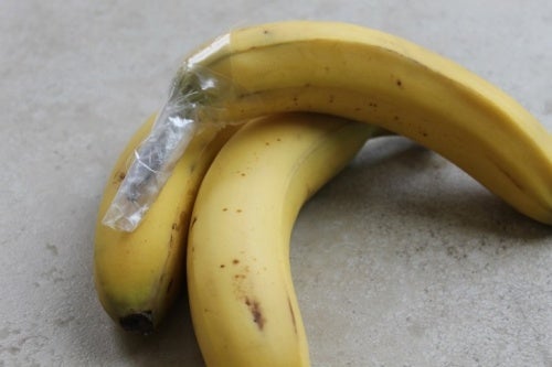 plátanos con papel film para evitar el desperdicio de alimentos 