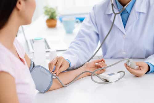 Hypotonie - Frau lässt sich den Blutdruck messen