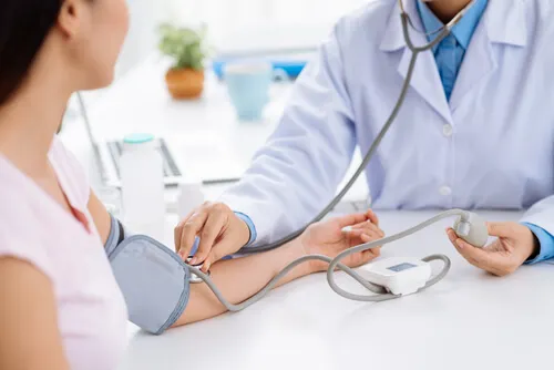 Mujer tomándose la presión arterial