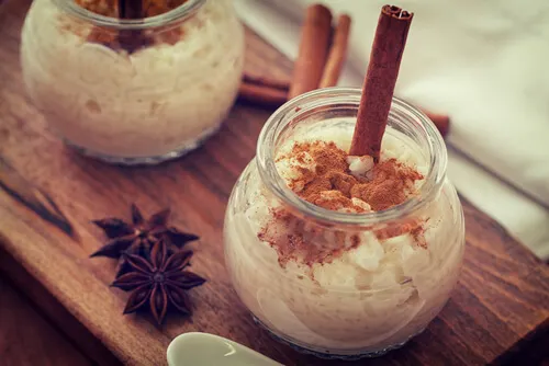 Arroz con leche y canela.