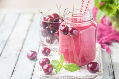 Smoothie especial con cerezas y piña