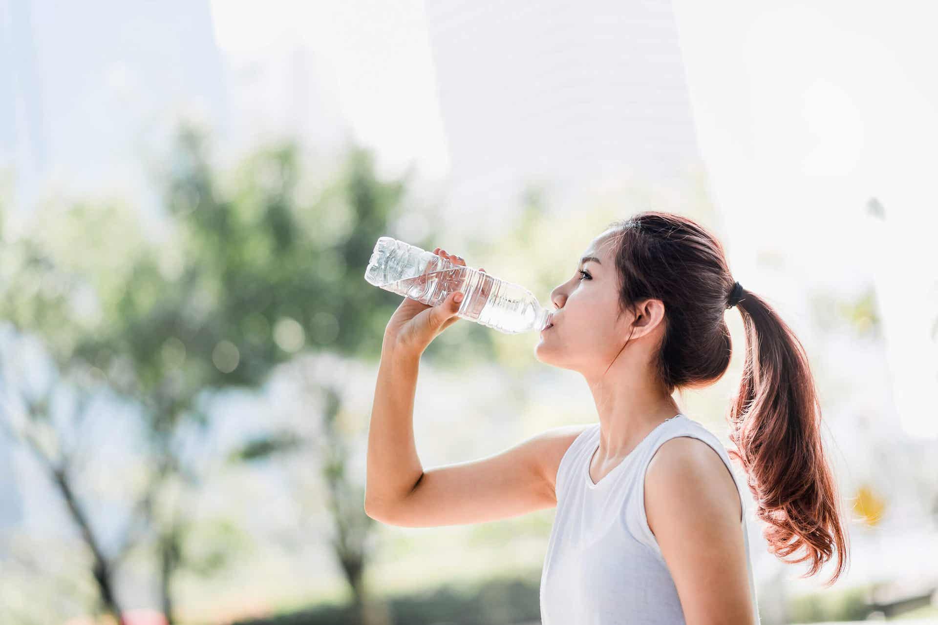 Tomar agua durante el ejercicio es vital.