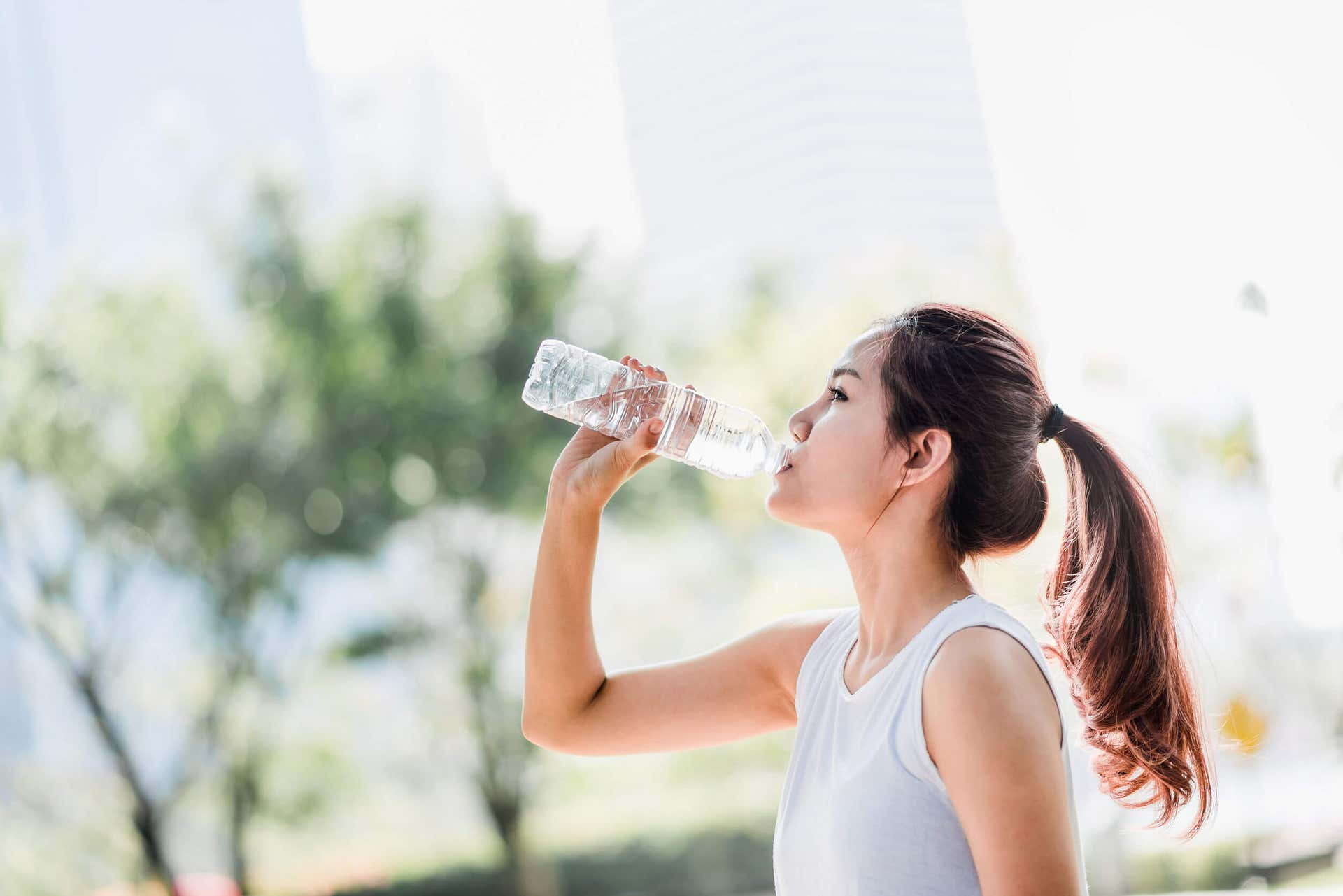 Tomar agua durante el ejercicio es vital.
