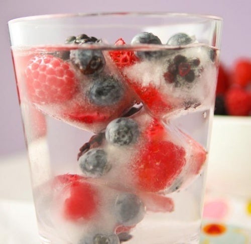 Cubitos de hielo con fruta