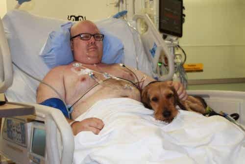 Hombre con su perro en el hospital