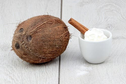 Aceite de coco para estimular el cabello.