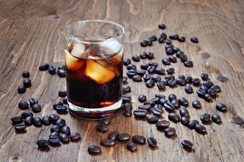Evita el consumo de alcohol y cafeína
