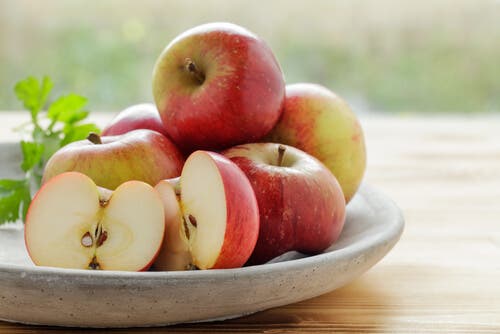 Bol con manzanas