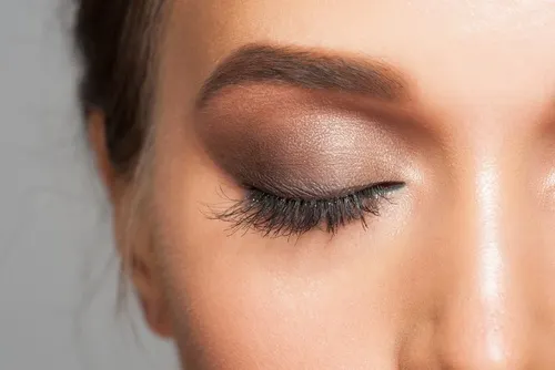 Usa sombras marrones sobre tu párpado