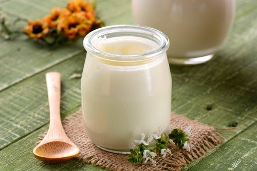 Yogur natural, uno de los remedios caseros para axilas irritadas