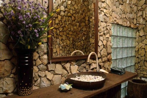 Decorar el baño con materiales naturales