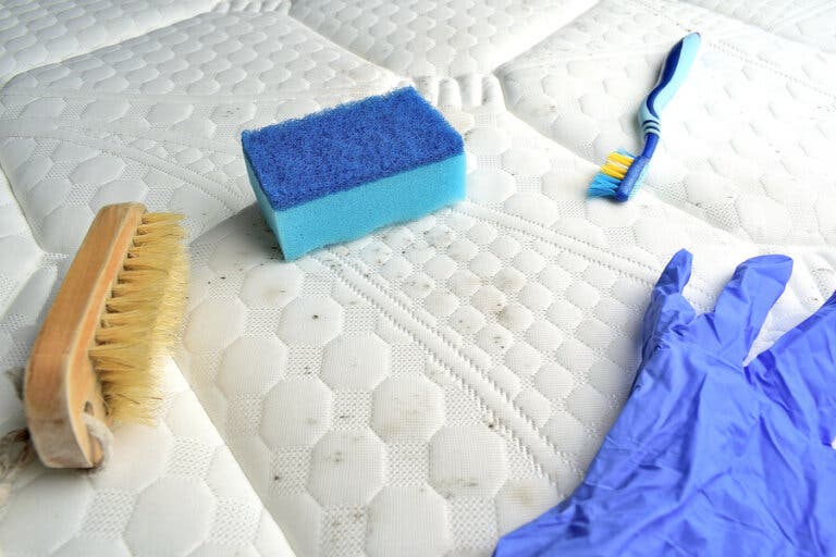 Elimina las manchas y los malos olores de tu colchón con estas soluciones caseras