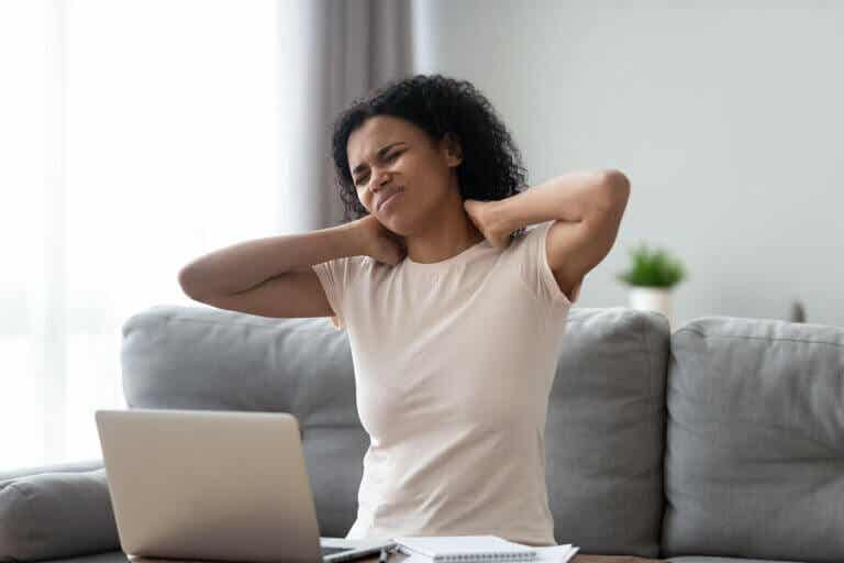 ¿Cómo calmar el dolor de cuello y hombros?