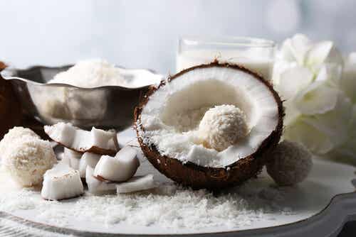 El coco: cómo utilizar el agua, preparar leche y cocinar la pulpa