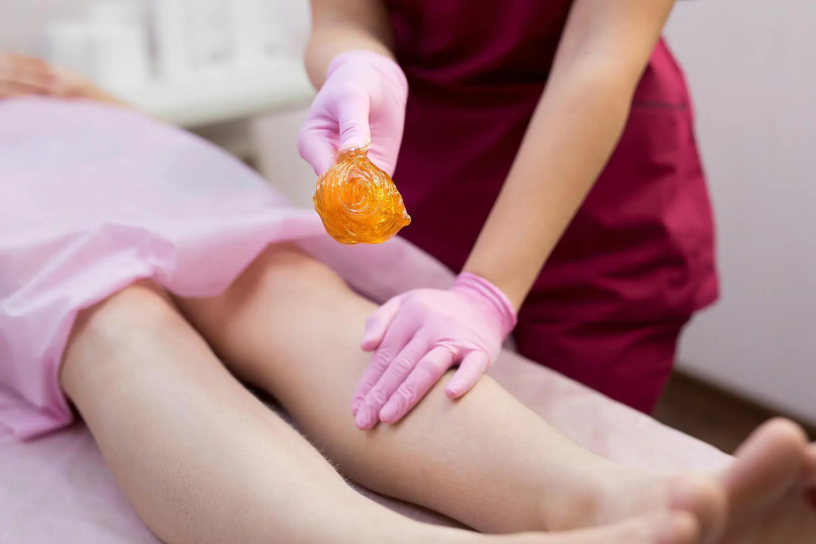 Depilación con cera en las piernas.