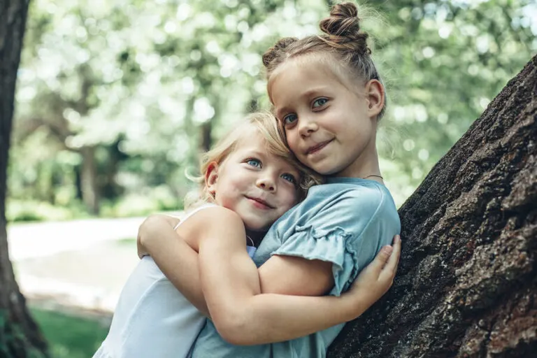 Una hermana es más que una amiga, es la mitad de nuestro corazón