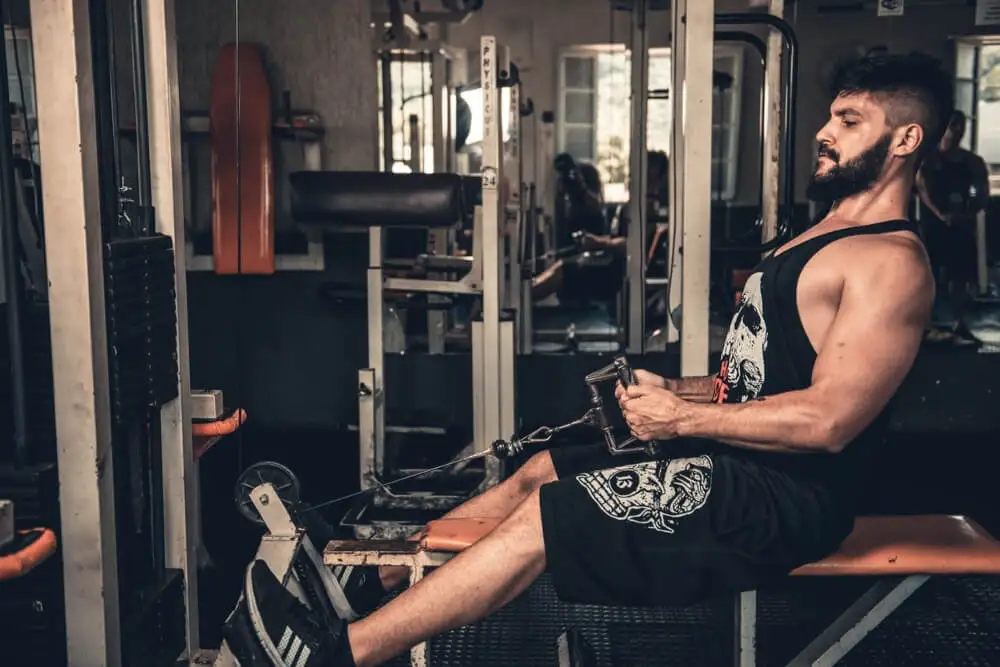 Hombre haciendo ejercicio en el gimnasio.