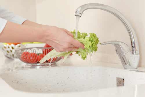 lavar la ensalada