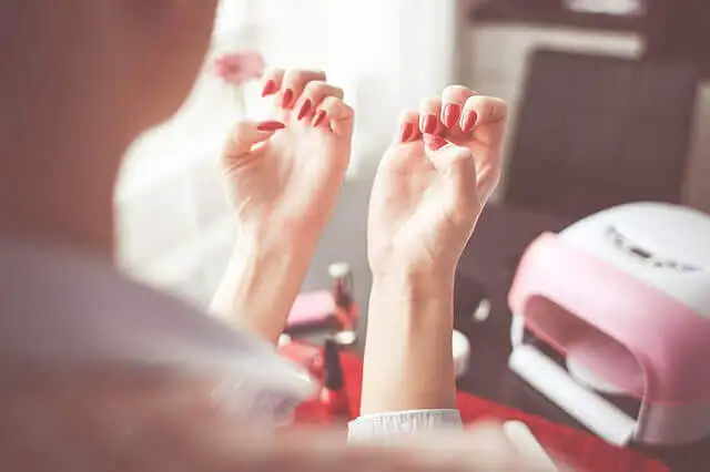 Manicura de color rojo.
