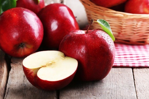 Las manzanas ayuda a reducir la grasa del vientre