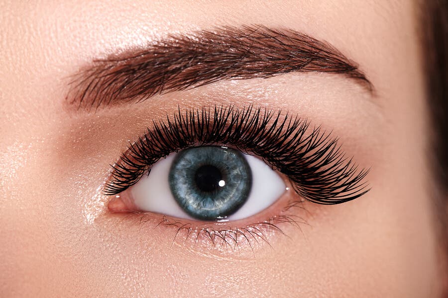 Maquillaje permanente en los ojos.