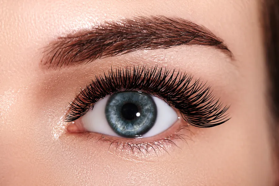 Maquillaje permanente en los ojos.