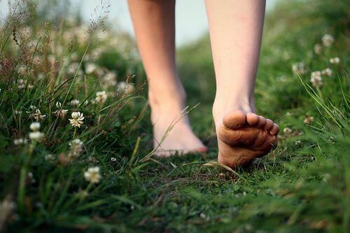 mujer-descalza-andando-libre