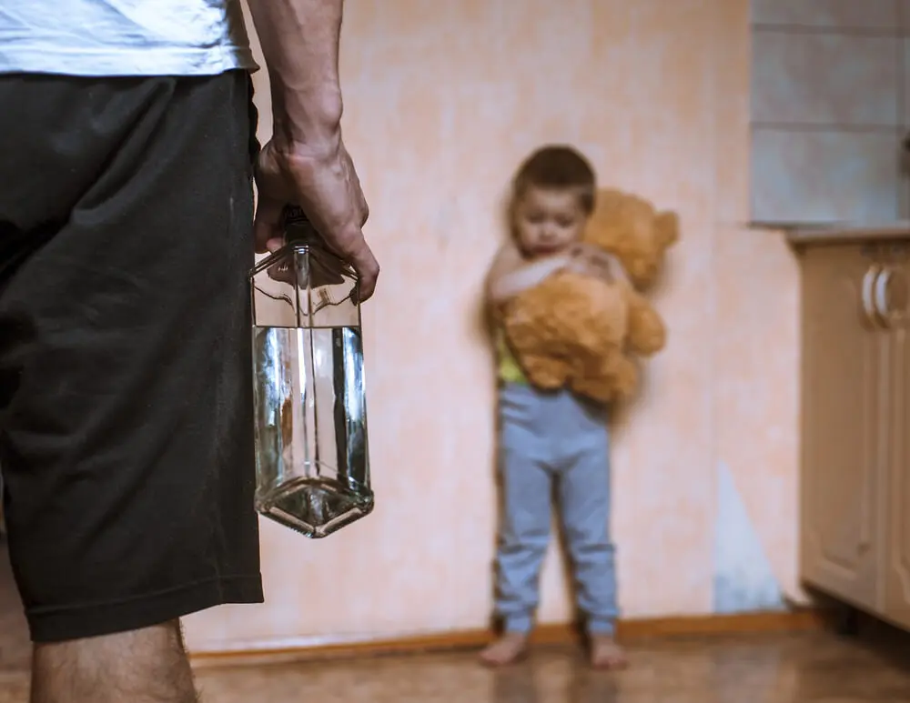 Niño maltratado por un padre alcohólico