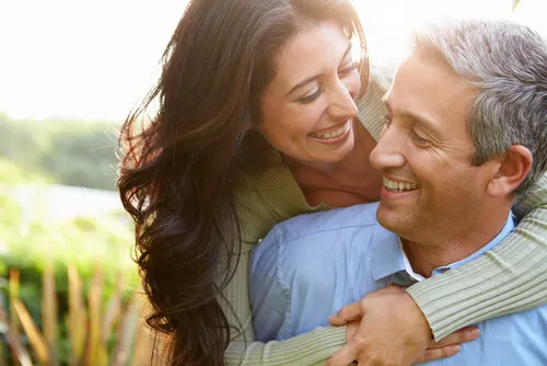 Pareja de adultos que representa el amor maduro