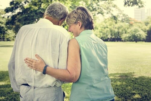 Pareja paseando en un parque