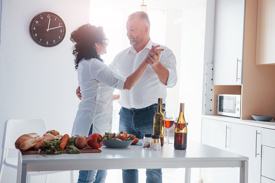 Pareja preparando cena