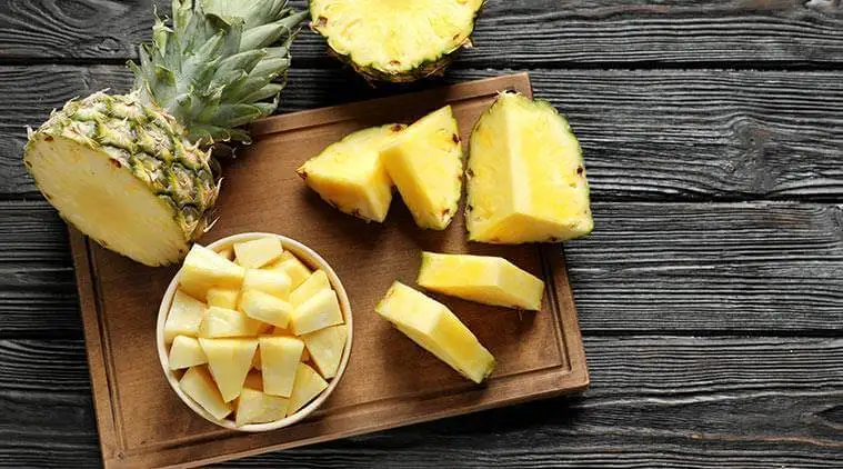 La piña es un alimento rico en agua y fibra.
