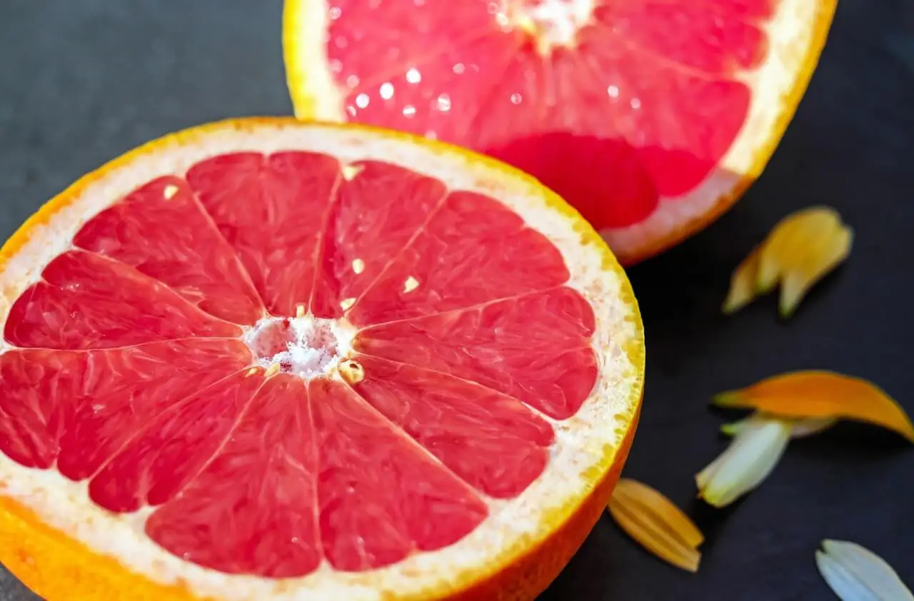 Pomelo rojo fresco