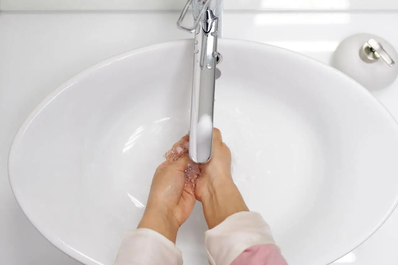 Lave as mãos com flocos de sabão.