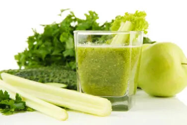Jugo de apio y manzana verde para depurar los riñones