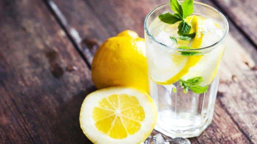 zumo de limón para quitar manchas de sudor