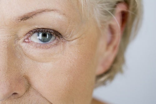 Femme avec des rides sur son visage