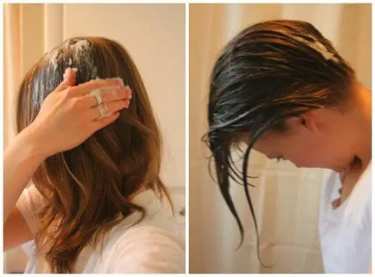Mujer usando aceite de coco en el cabello